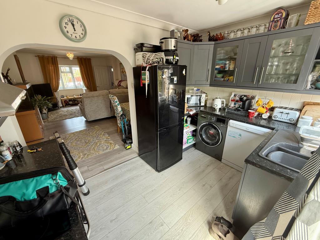 Lot: 119 - SEMI-DETACHED HOUSE IN NEED OF STRUCTURAL REPAIR - Kitchen